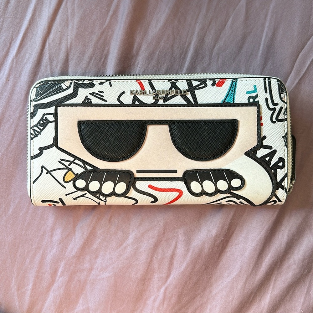 Hand wallet, multi colored with silver zip around